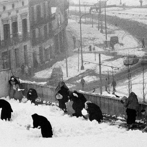 Monges al terrat durant la gran nevada
