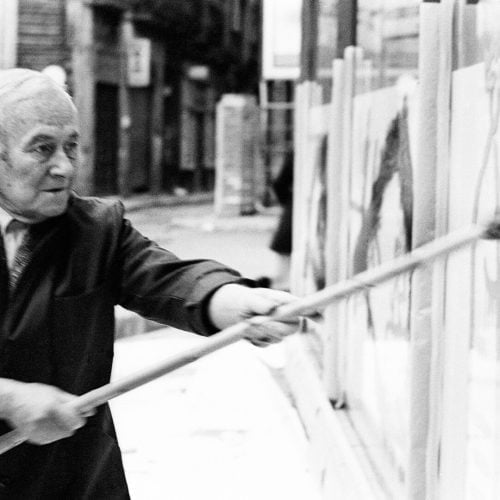 Miró pintant el Col·legi d’Arquitectes de Barcelona
