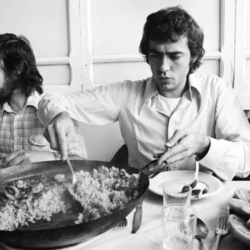 Joan Manel Serrat menjant paella